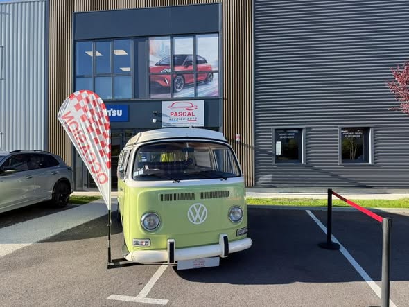 Véhicule présenté devant le local Pascal Apprieu Auto